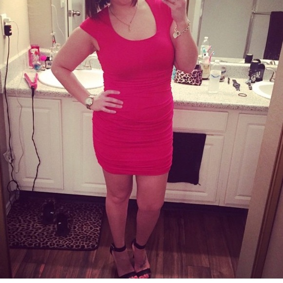 DONATED DRESSES 🔴 - Picture 1 of 3